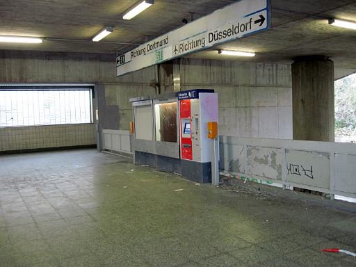 20100316_001 (9).JPG - Fahrkartenautomaten im Aufgangsbereich zu den Bahnsteigen - Es wird Zeit, dass die Bahn was tut!